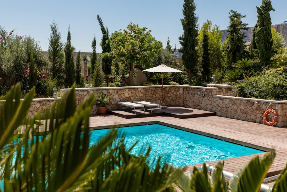 Piscina exterior rodeada de espacios para descansar